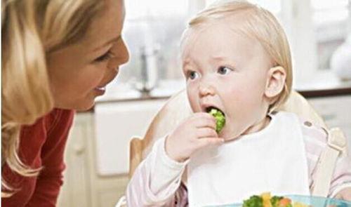 带红领巾宝宝吃瓜