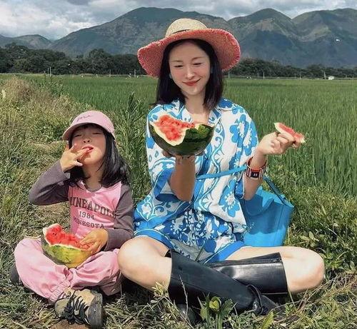 情侣田野吃瓜头像,甜蜜情侣田间吃瓜趣事