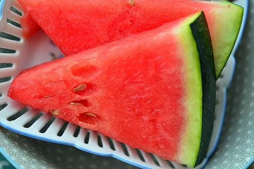 夏天吃瓜好还是吃果好呢,瓜果争艳，谁才是消暑佳品？