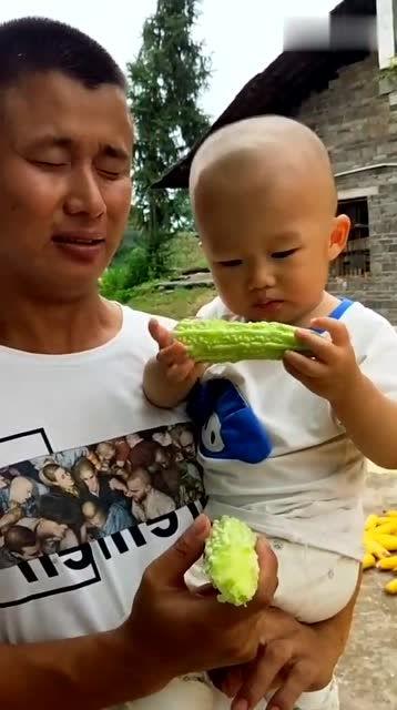 宝宝给爸爸吃瓜,温馨亲子时光