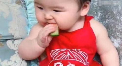 宝宝给爸爸吃瓜,温馨亲子时光