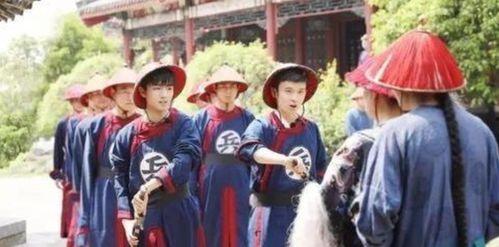 路上吃瓜的姐妹,姐妹欢聚时光