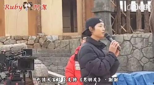 中年夫妻吃瓜,共享生活点滴，品味岁月静好