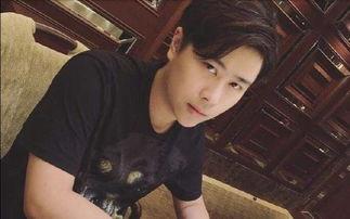 眼睛妹自拍吃瓜