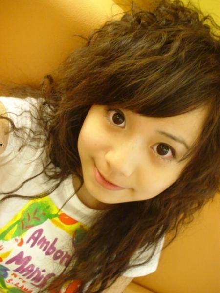 眼睛妹自拍吃瓜