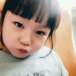 眼睛妹自拍吃瓜