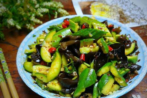 吃瓜系统100集剧情,百集剧情揭秘，笑料与泪点交织的奇幻旅程
